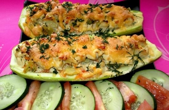 Кабачки, фаршированные брокколи и куриным мясом