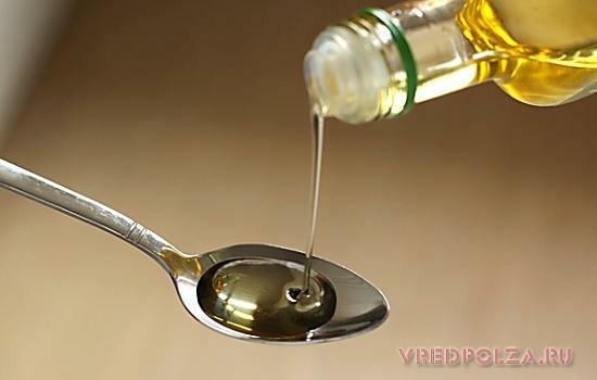 Для достижения эффекта от приема масла изо льна его нужно выпивать по 1-2 ложке натощак в течение месяца
